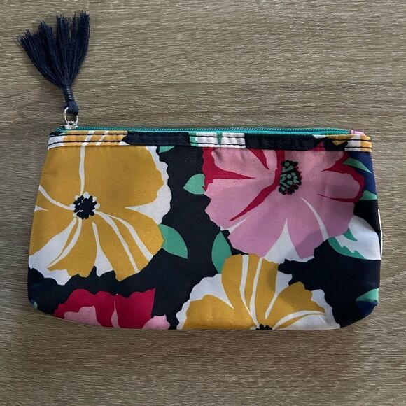 NWOT … MODELLA Cosmetic / Makeup Bag with Floral Design - Picture 1 of 4